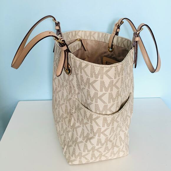 Michael Kors Jet Set Signature Tote in Vanilla - Picture 2 of 8